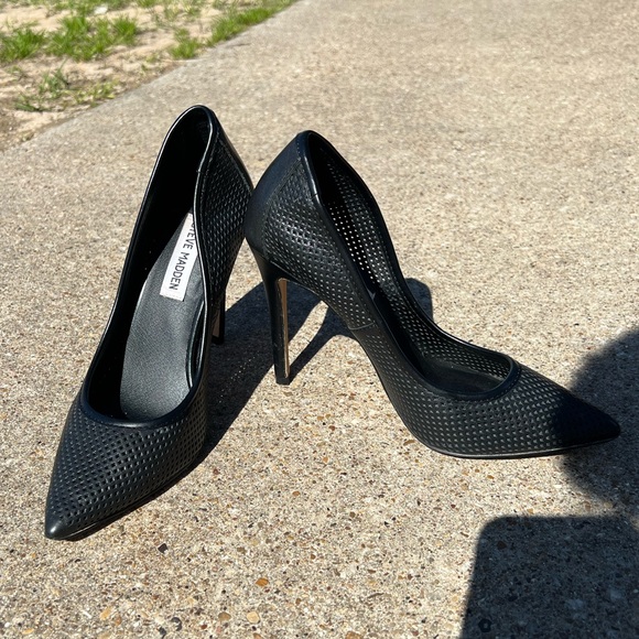 Steve Madden | “Pagen” Perforated Stilleto Pump | Size 8M - Picture 8 of 10
